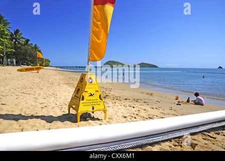 Haifischnetze schützen Schwimmer vor gefährlichen Mann, der Haie isst in Palm Cove, Cairns, Northern Queensland, Australien Stockfoto