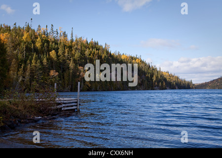 Der Lac langen Sees entlang Route 138 (Straße 138) ist in der Nähe von Les Bergeronnes in der Region Côte-Nord Quebec abgebildet. Stockfoto