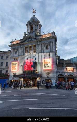 Victoria Palace Theatre in der Abenddämmerung, Victoria, London, England Stockfoto