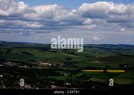 Die Aussicht vom Gipfel des den Eildon Hügeln mit Blick auf Windkraftanlagen auf den Hügeln oberhalb von Galashiels und Tweedbank Norden Stockfoto