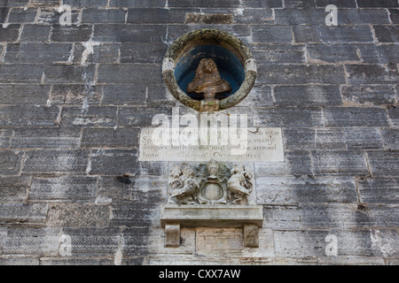 Einschub-Büste von König Charles I und die geschnitzten Inschrift unten der Landseite von Square Tower, Portsmouth schmücken. Stockfoto