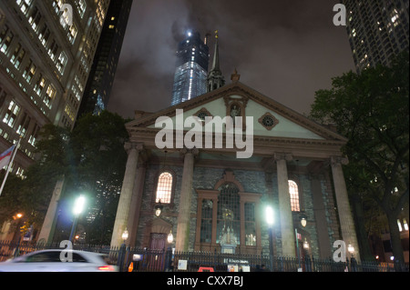 Die im Bau One World Trade Center erhebt sich hinter St. Pauls Kapelle in Lower Manhattan in New York Stockfoto