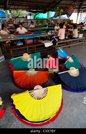 Blick in eine Fabrik produzieren traditionelle Papier Sonnenschirme in Bosang, Thailand Stockfoto