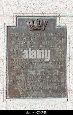 Nahaufnahme der Bronzetafel auf der rechten Seite der Basis der Statue von Admiral Lord Nelson in Grand Parade, Portsmouth. Stockfoto