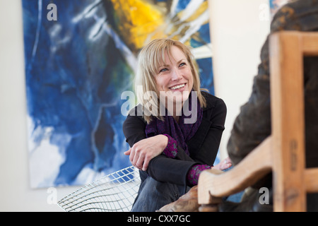 Kaukasischen Frau in Kunstgalerie Stockfoto