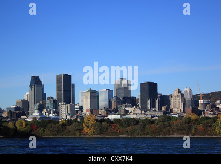 Am frühen Morgen Blick auf Skyline mit Altstadt von Montreal im Vordergrund, über St. Lawrence River, Montreal, Quebec, Kanada. Stockfoto