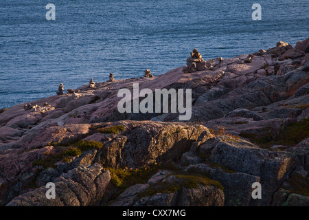 Sonnenuntergang auf Inuksuit (plural Form von Inuksuk) vor den St. Lawrence River in der Essipit Innu-Gemeinschaft Stockfoto