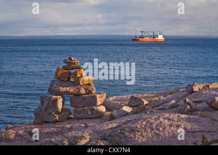Sonnenuntergang auf Inuksuit (plural Form von Inuksuk) vor den St. Lawrence River in der Essipit Innu-Gemeinschaft Stockfoto