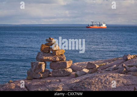 Sonnenuntergang auf Inuksuit (plural Form von Inuksuk) vor den St. Lawrence River in der Essipit Innu-Gemeinschaft Stockfoto