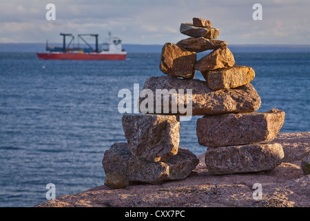 Sonnenuntergang auf Inuksuit (plural Form von Inuksuk) vor den St. Lawrence River in der Essipit Innu-Gemeinschaft Stockfoto