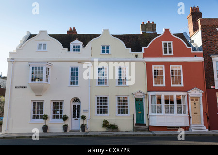 Terrasse des 17. Jahrhunderts beherbergt in der Lombard Street, Old Portsmouth, England. Stockfoto