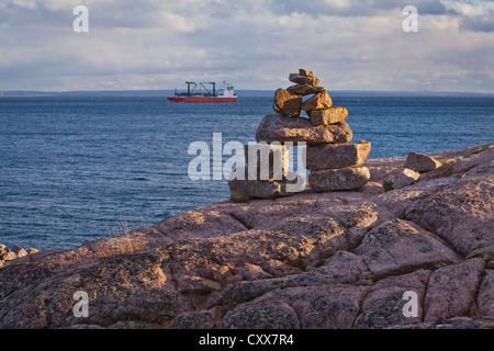 Sonnenuntergang auf Inuksuit (plural Form von Inuksuk) vor den St. Lawrence River in der Essipit Innu-Gemeinschaft Stockfoto