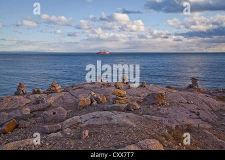 Sonnenuntergang auf Inuksuit (plural Form von Inuksuk) vor den St. Lawrence River in der Essipit Innu-Gemeinschaft Stockfoto