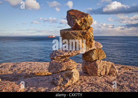 Sonnenuntergang auf Inuksuit (plural Form von Inuksuk) vor den St. Lawrence River in der Essipit Innu-Gemeinschaft Stockfoto