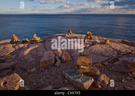 Sonnenuntergang auf Inuksuit (plural Form von Inuksuk) vor den St. Lawrence River in der Essipit Innu-Gemeinschaft Stockfoto