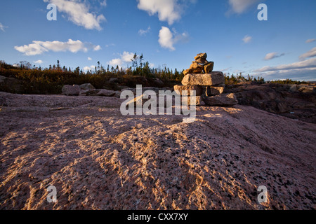 Sonnenuntergang auf Inuksuit (plural Form von Inuksuk) vor den St. Lawrence River in der Essipit Innu-Gemeinschaft Stockfoto