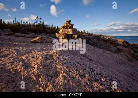 Sonnenuntergang auf Inuksuit (plural Form von Inuksuk) vor den St. Lawrence River in der Essipit Innu-Gemeinschaft Stockfoto