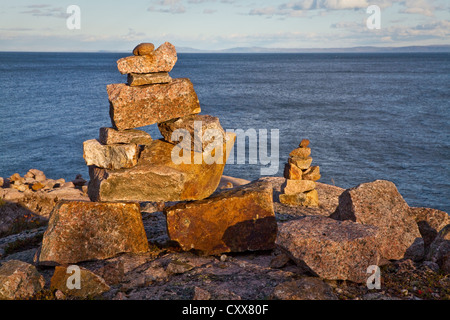 Sonnenuntergang auf Inuksuit (plural Form von Inuksuk) vor den St. Lawrence River in der Essipit Innu-Gemeinschaft Stockfoto