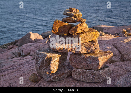 Sonnenuntergang auf ein Inuksuk (plural Inuksuit) vor der St.-Lorenz-Strom Stockfoto