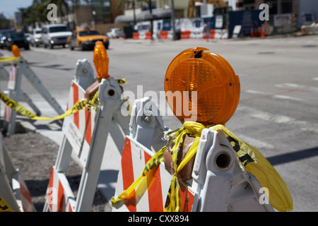 gebrochene gelbe Leuchtfeuerlicht am Rand der Bau Arbeit am Straßenrand Miami South beach Florida usa Stockfoto