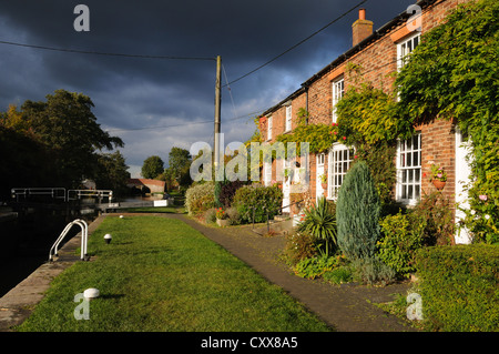 Ein ominöser Himmel thront über den Hütten von Grand Union Canal bei Whilton sperrt, Northamptonshire, England Stockfoto