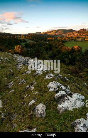 Sonnenaufgang über dem Kriegsfuß Country Park im Bereich Clwydian in Nord-Wales von der Klippe über dem Kriegsfuß und Besucherzentrum Stockfoto