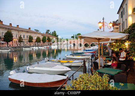 Bootshafen in der Abenddämmerung, Peschiera del Garda, Gardasee, Provinz Verona, Veneto Region, Italien Stockfoto