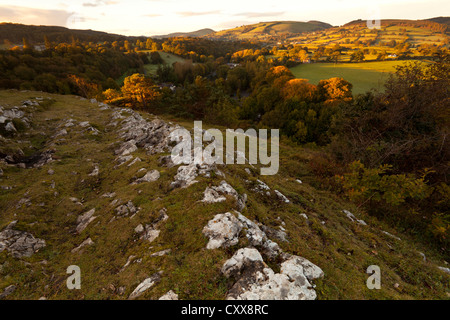 Sonnenaufgang über dem Kriegsfuß Country Park im Bereich Clwydian in Nord-Wales von der Klippe über dem Kriegsfuß und Besucherzentrum Stockfoto