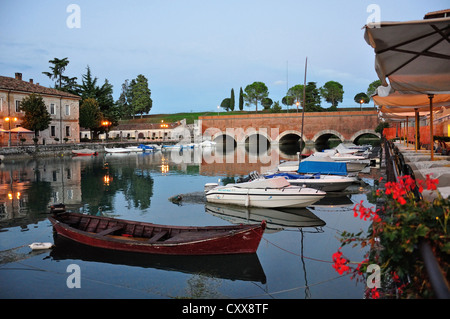 Bootshafen in der Abenddämmerung, Peschiera del Garda, Gardasee, Provinz Verona, Veneto Region, Italien Stockfoto