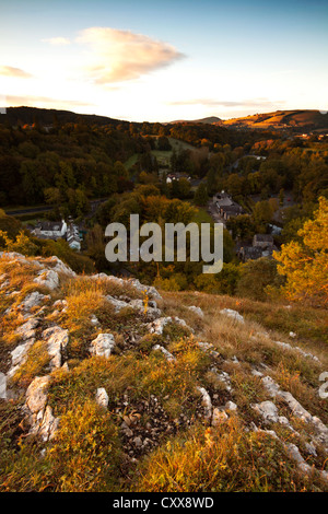 Sonnenaufgang über dem Kriegsfuß Country Park im Bereich Clwydian in Nord-Wales von der Klippe über dem Kriegsfuß und Besucherzentrum Stockfoto