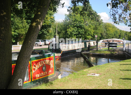 58' Narrowboat "Padworth" betritt Keepers Lock (Nr. 16) auf dem Trent & Mersey Kanal an Fradley Verzweigung, Staffordshire, England Stockfoto