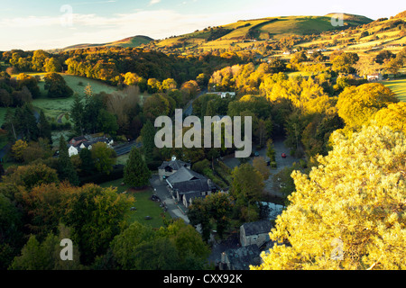 Sonnenaufgang über dem Kriegsfuß Country Park im Bereich Clwydian in Nord-Wales von der Klippe über dem Kriegsfuß und Besucherzentrum Stockfoto