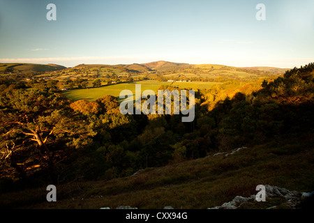 Sonnenaufgang über dem Kriegsfuß Country Park im Bereich Clwydian in Nord-Wales von der Klippe über dem Kriegsfuß Stockfoto