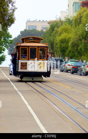 Strassenbahn absteigend steilen Hügel in San Francisco Stockfoto
