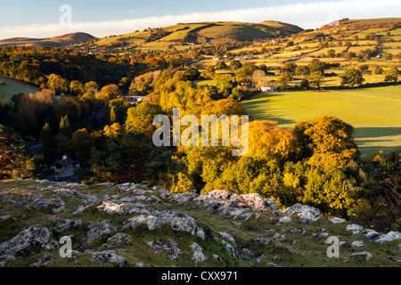 Sonnenaufgang über dem Kriegsfuß Country Park im Bereich Clwydian in Nord-Wales von der Klippe über dem Kriegsfuß Stockfoto