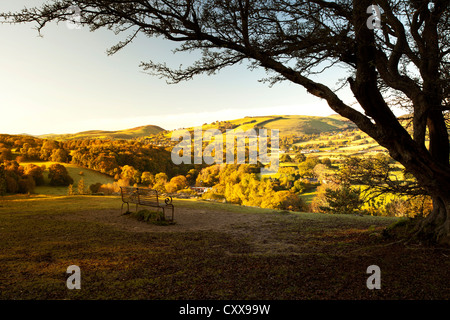 Sonnenaufgang über dem Kriegsfuß Country Park im Bereich Clwydian in Nord-Wales von der Klippe über dem Kriegsfuß Stockfoto