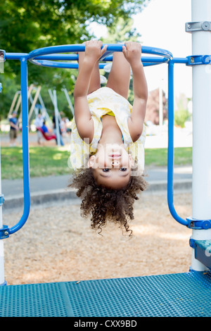 Gemischte Rassen Mädchen auf Spielplatz spielen Stockfoto