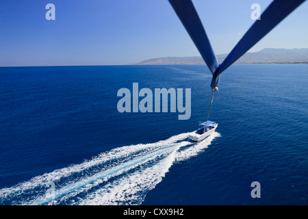 Parasailing in Latchi, Bereich Paphos, Zypern Stockfoto