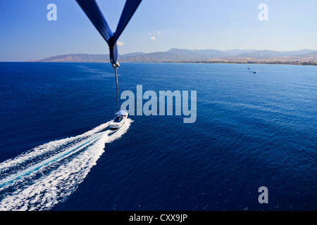 Parasailing in Latchi, Bereich Paphos, Zypern Stockfoto