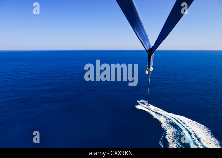 Parasailing in Latchi, Bereich Paphos, Zypern Stockfoto