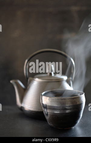 Teekanne und Tasse dampfenden Tee Stockfoto