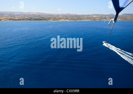 Parasailing in Latchi, Bereich Paphos, Zypern Stockfoto