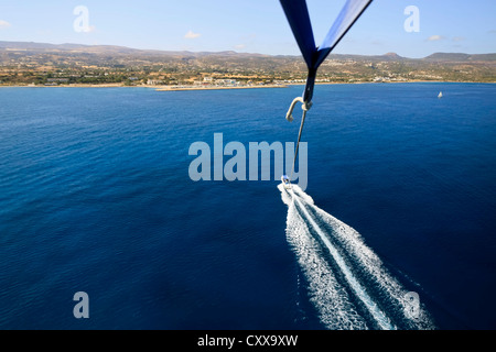 Parasailing in Latchi, Bereich Paphos, Zypern Stockfoto