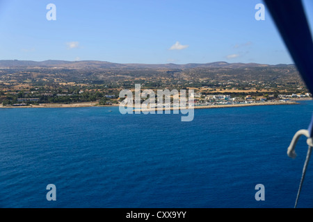 Parasailing in Latchi, Bereich Paphos, Zypern Stockfoto