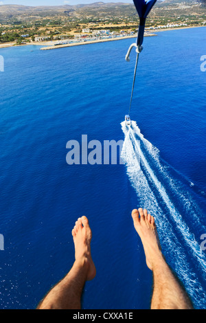 Parasailing in Latchi, Bereich Paphos, Zypern Stockfoto