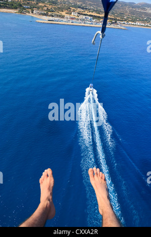 Parasailing in Latchi, Bereich Paphos, Zypern Stockfoto