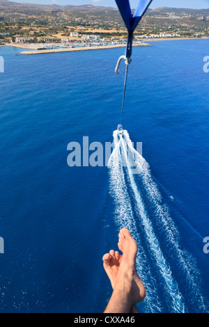 Parasailing in Latchi, Bereich Paphos, Zypern Stockfoto