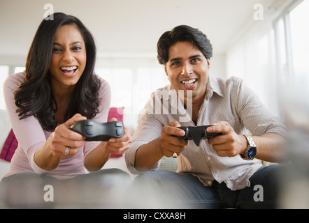 Gemischte Rassen paar Videospiel Stockfoto