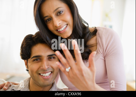 Gemischte Rassen Frau Angeberei Verlobungsring Stockfoto