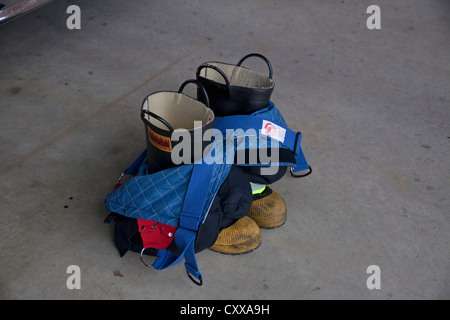 Feuerwehrmann Wahlbeteiligung Ausrüstung, Stiefel und Hosen im Osten der USA Stockfoto